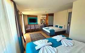 Lynda Hotel